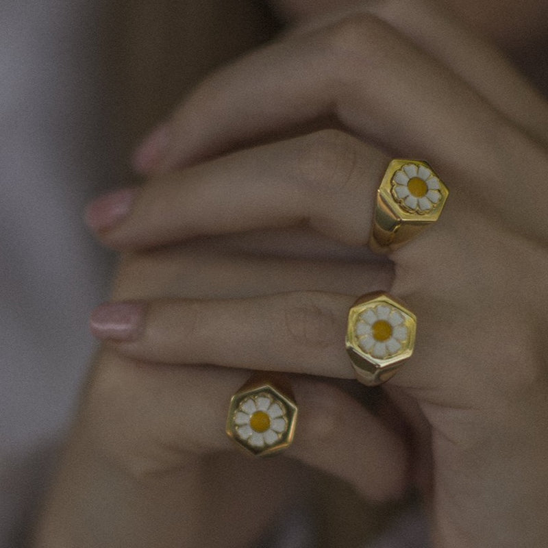 Gold daisy ring - Wilhelmina Garcia